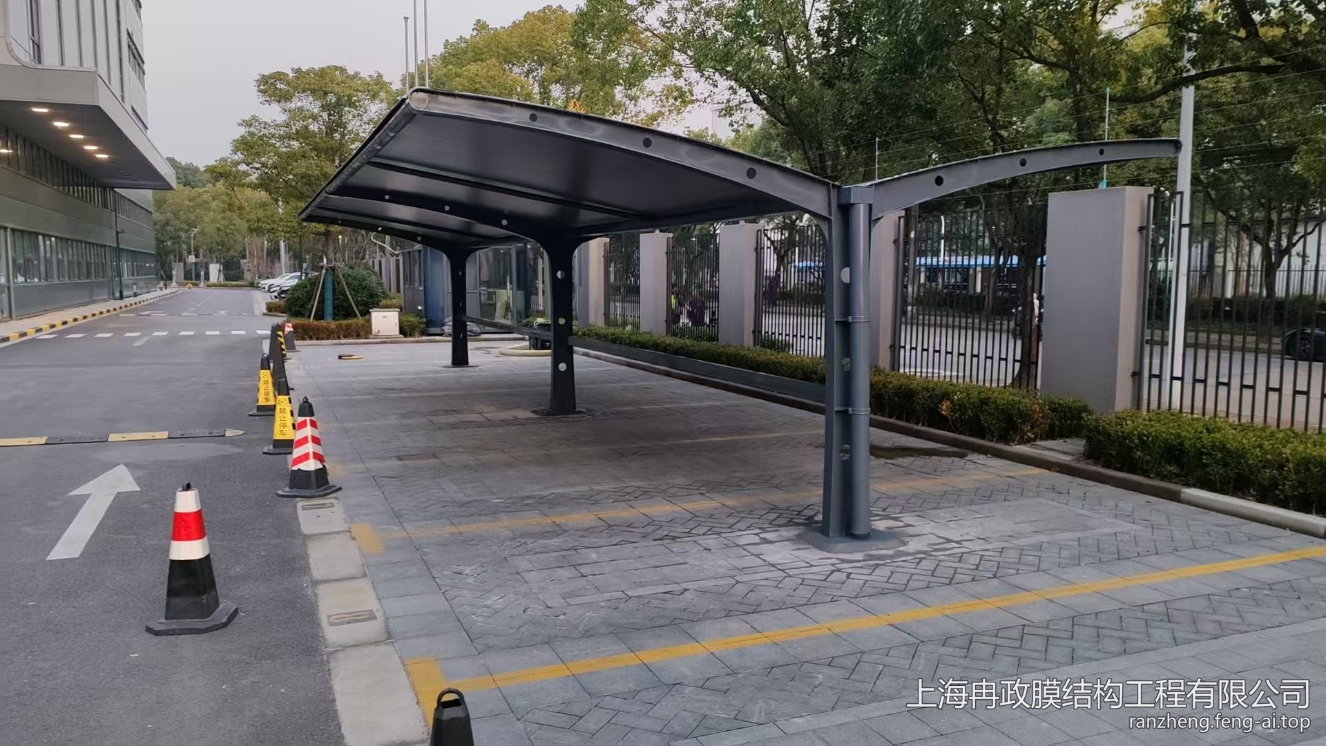 上海物业住宅项目棚类配套:自行车、汽车、电动车停车棚与遮阳棚的选型与统筹